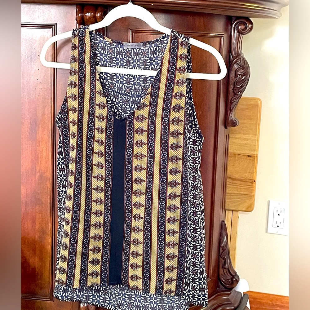 Sleeveless blouse .